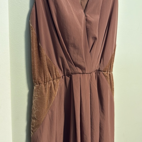 BCBGeneration | V-Neck Dusty rose pink  Dress w/ pockets - Medium - Picture 3 of 8